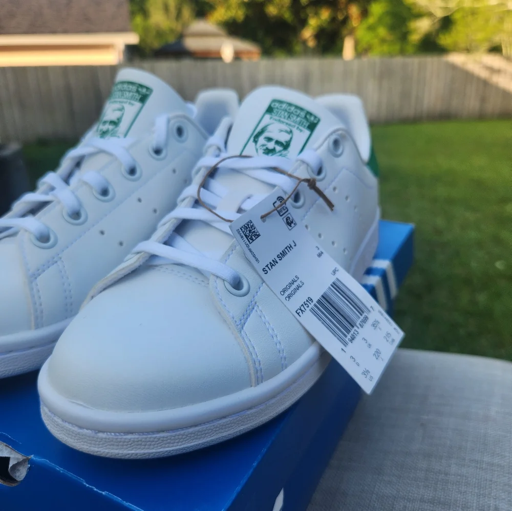 Adidas Originals Stan Smith White & Green  Sneakers Size 3 1/2   NWB